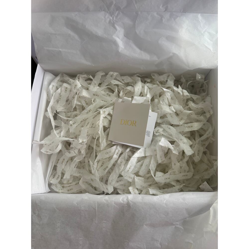 Authetic Dior White And Gold Gift Box With Branded Tissue And Stuffing - Picture 12 of 12